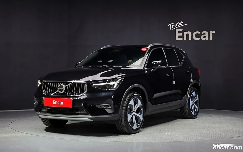 Volvo XC40 B4 2025 — photo 1, buy with delivery to Moscow