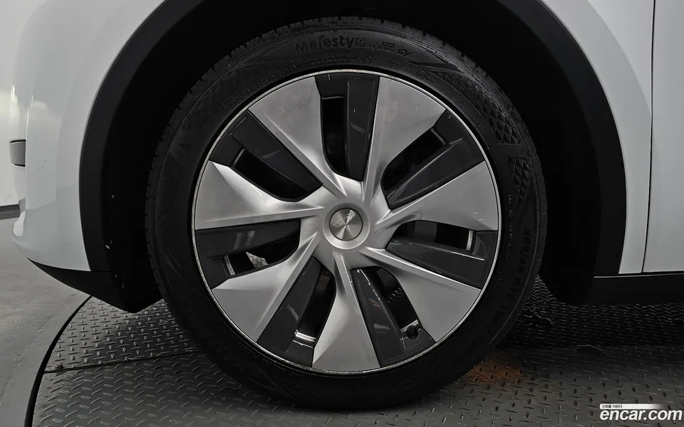 Tesla Model Y RWD 2024 — thumbnail 5