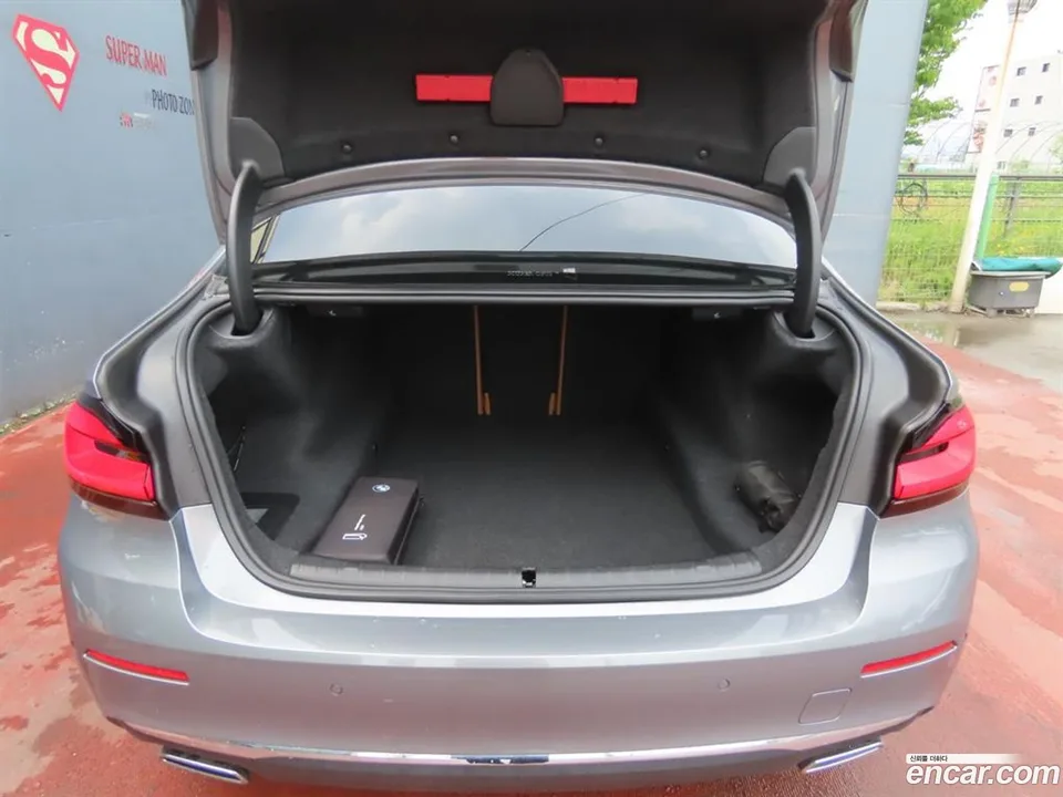 BMW 5 Series 520i 2023 — thumbnail 2