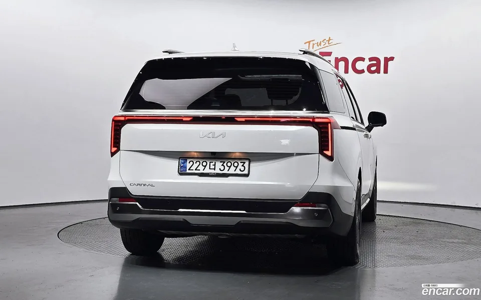 Kia Carnival 9 2023 — thumbnail 4