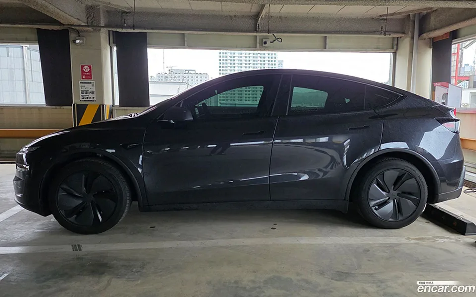Tesla Model Y RWD 2025 — thumbnail 3