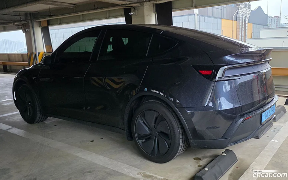 Tesla Model Y RWD 2025 — thumbnail 4