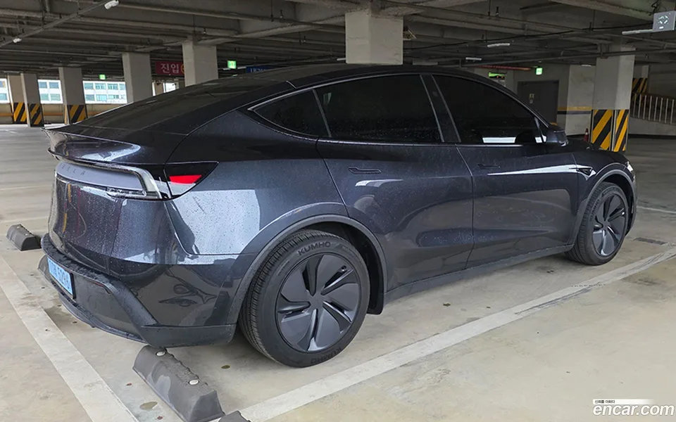 Tesla Model Y RWD 2025 — thumbnail 5