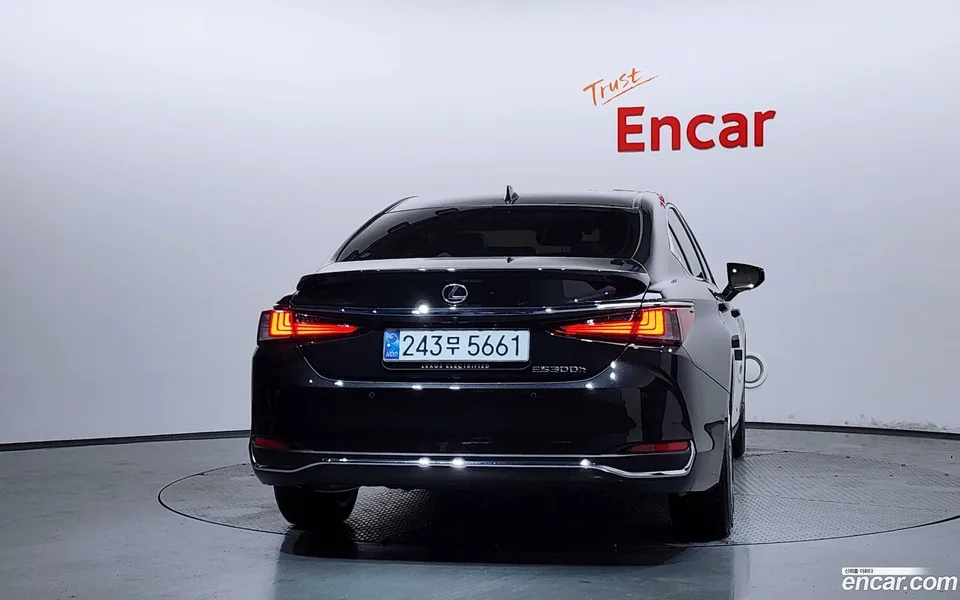 Lexus ES 300h 2024 — thumbnail 4