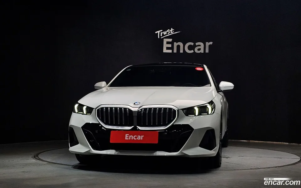 BMW 5 Series 520i M 2025 — thumbnail 3