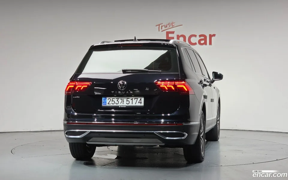 Volkswagen Tiguan Allspace 2.0 TSI 2023 — миниатюра 4