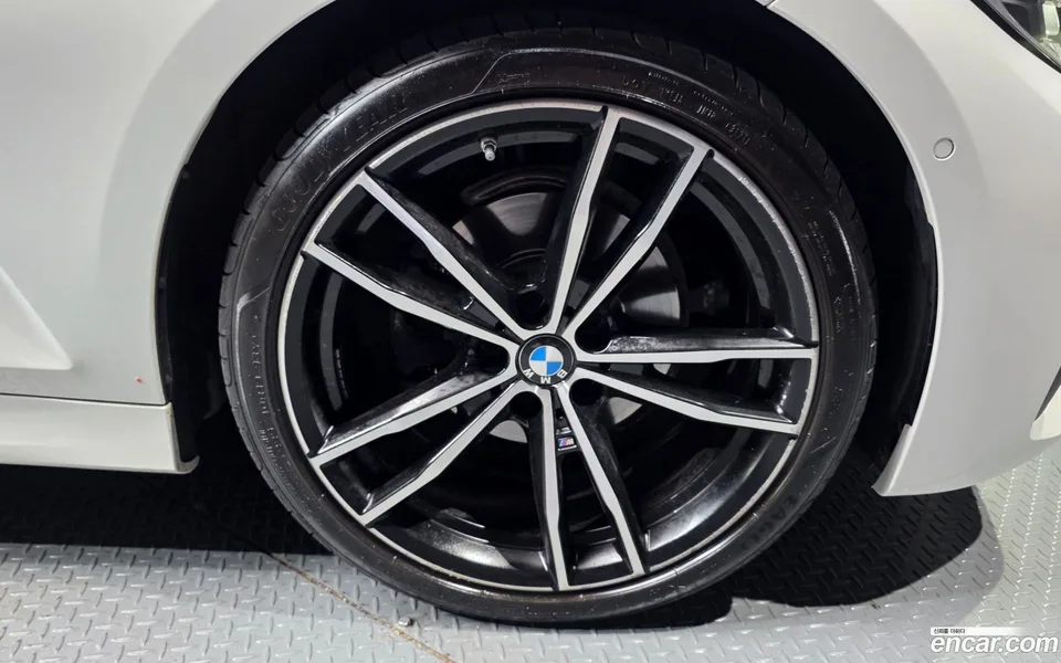 BMW 3 Series 320i M 2022 — thumbnail 2