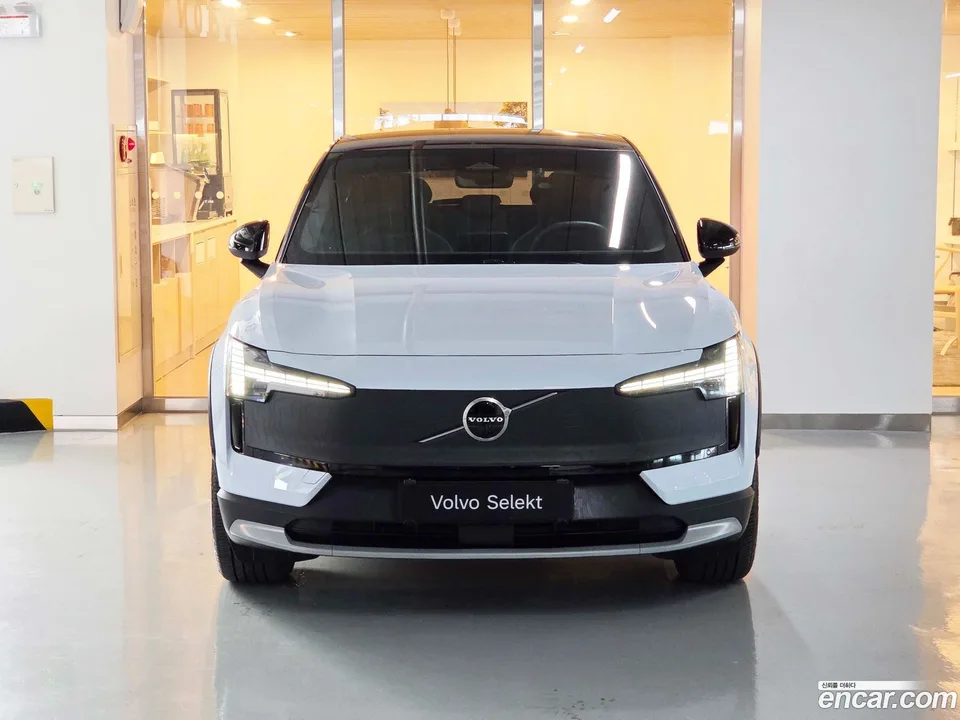 Volvo EX30 Cross Country 2025 — thumbnail 3