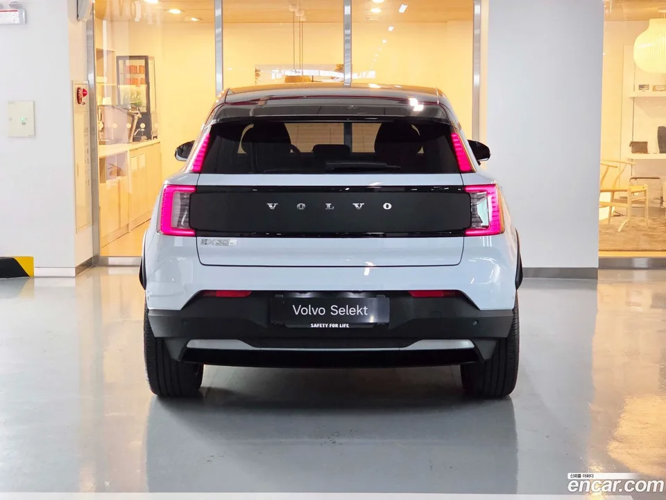 Volvo EX30 Cross Country 2025 — thumbnail 4