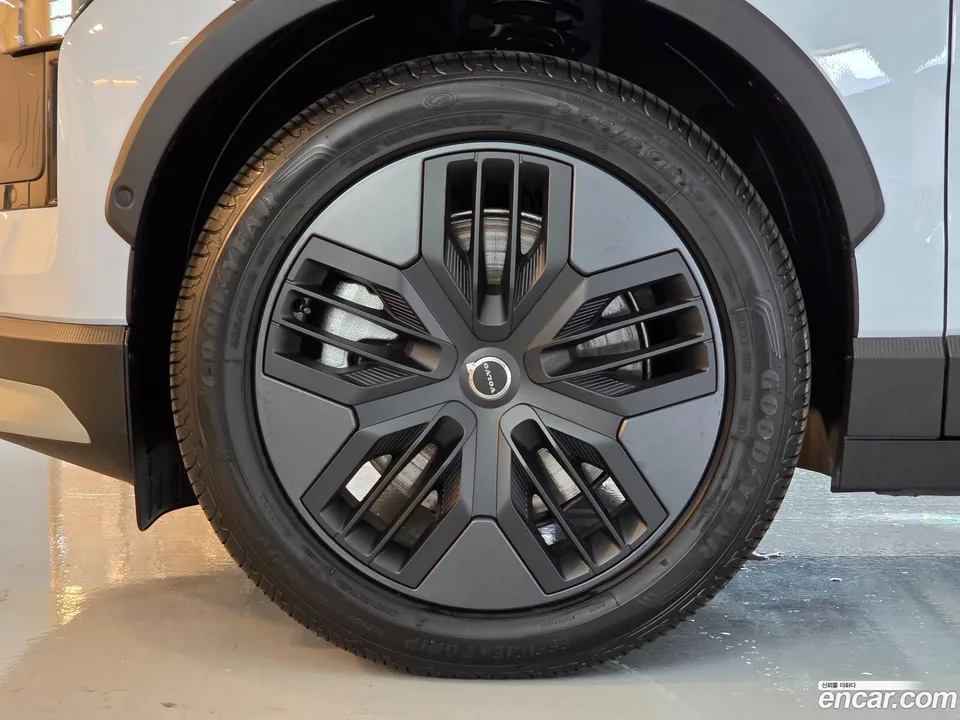 Volvo EX30 Cross Country 2025 — thumbnail 5