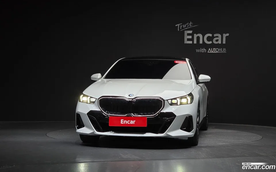 BMW 5 Series 520i 2025 — thumbnail 3
