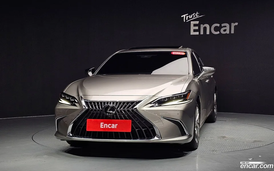 Lexus ES 300h 2024 — thumbnail 3