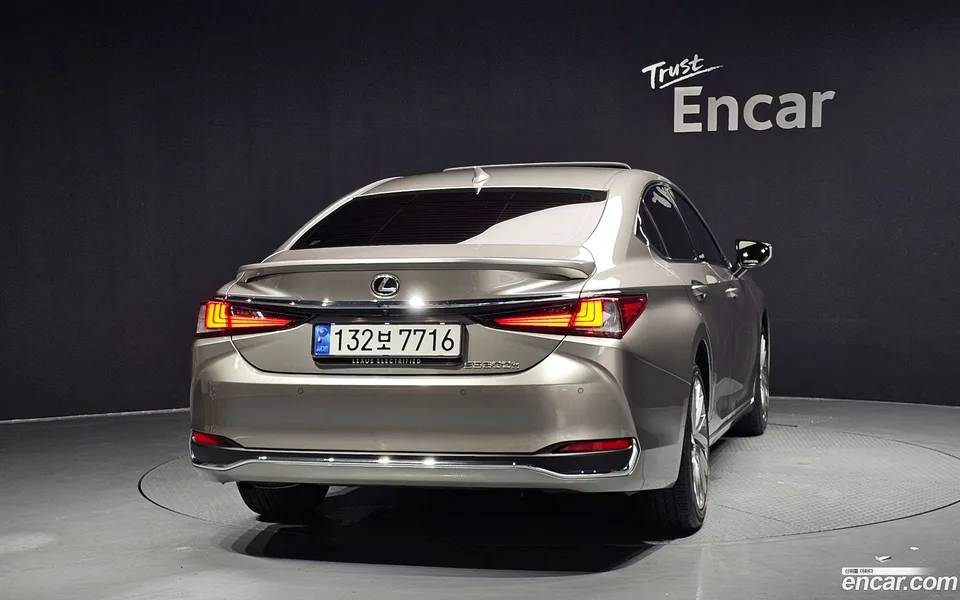 Lexus ES 300h 2024 — thumbnail 4