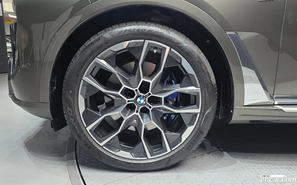 BMW X7 xDrive 40i M 7 2023 — thumbnail 2