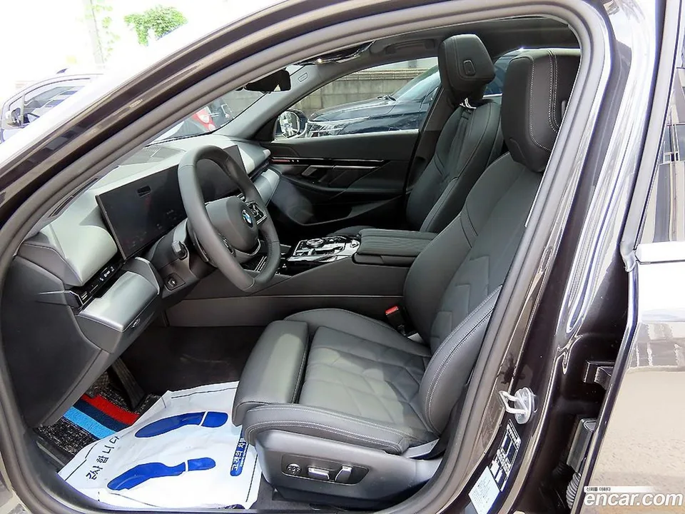 BMW 5 Series 520i 2024 — thumbnail 2