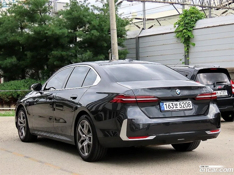 BMW 5 Series 520i 2024 — thumbnail 3