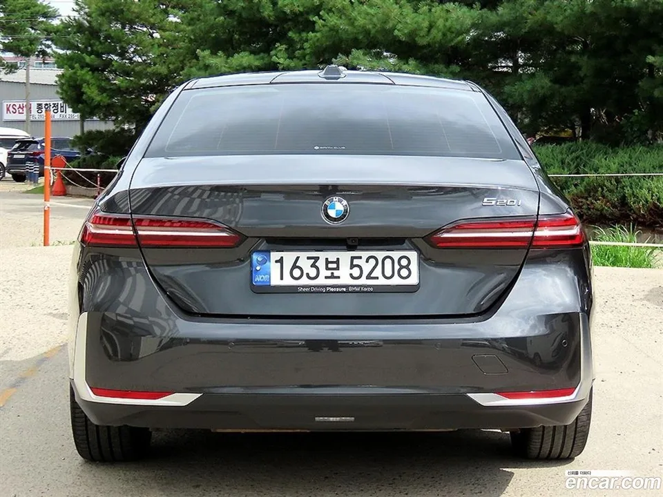 BMW 5 Series 520i 2024 — thumbnail 4