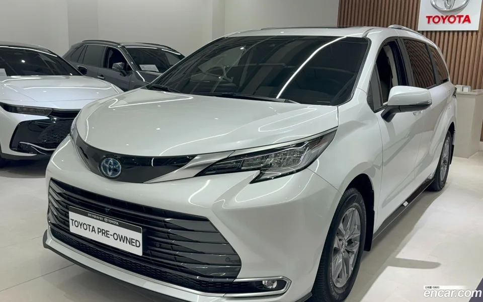 Toyota Sienna 2.5 AWD 2023 — photo 1, buy with delivery to Moscow