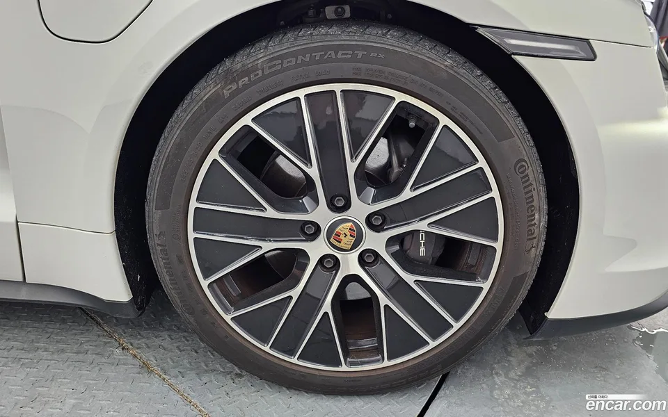 Porsche Taycan 2023 — миниатюра 2