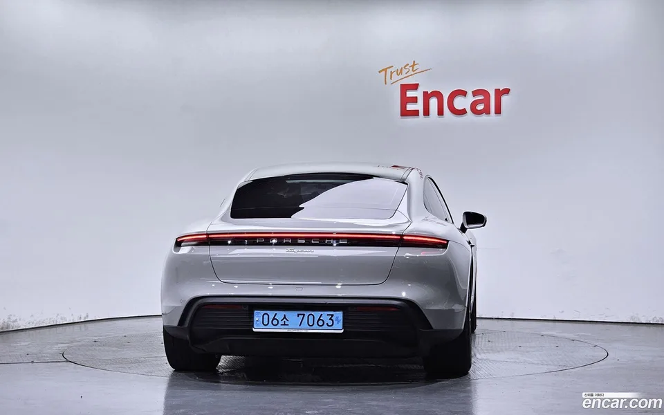 Porsche Taycan 2023 — миниатюра 4