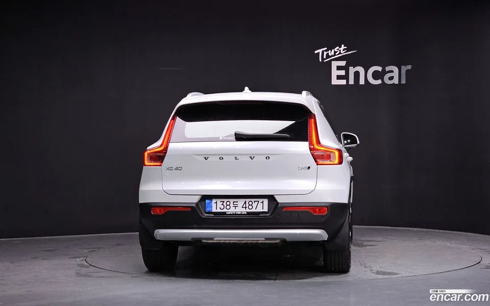 Volvo XC40 B4 2025 — thumbnail 4