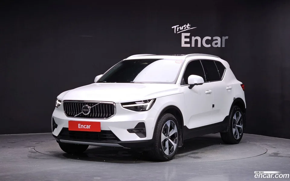 Volvo XC40 B4 2025 — photo 1, buy with delivery to Moscow