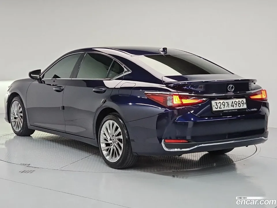 Lexus ES 300h 2023 — thumbnail 3