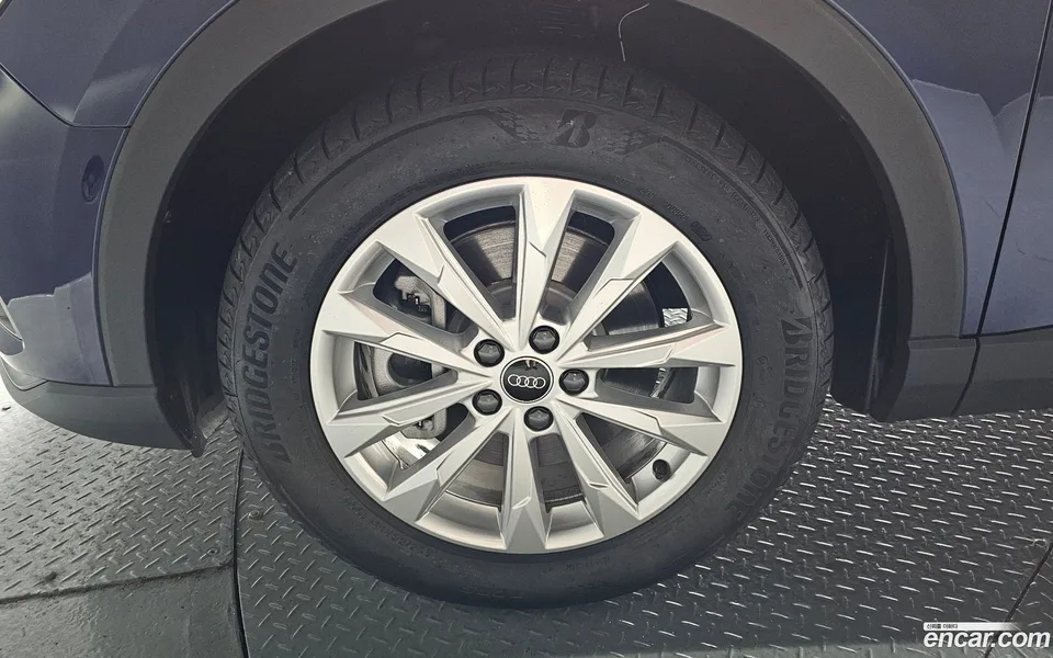 Audi Q3 40 TFSI 2025 — thumbnail 2