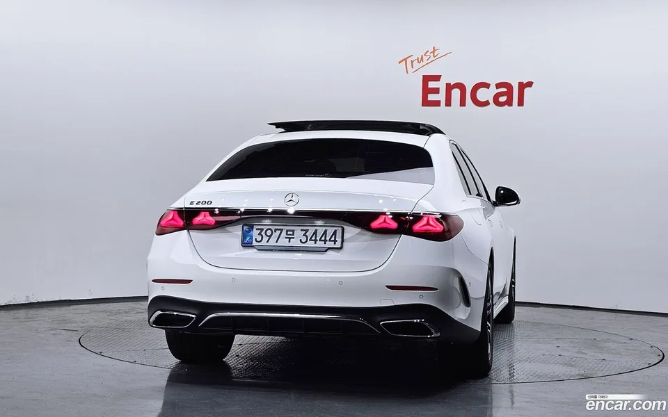 Mercedes-Benz E-Class E200 AMG Line 2026 — thumbnail 4