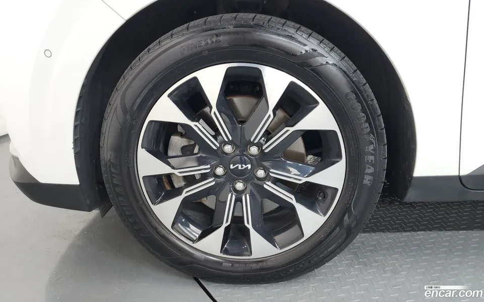 Kia Carnival 7 2023 — thumbnail 2
