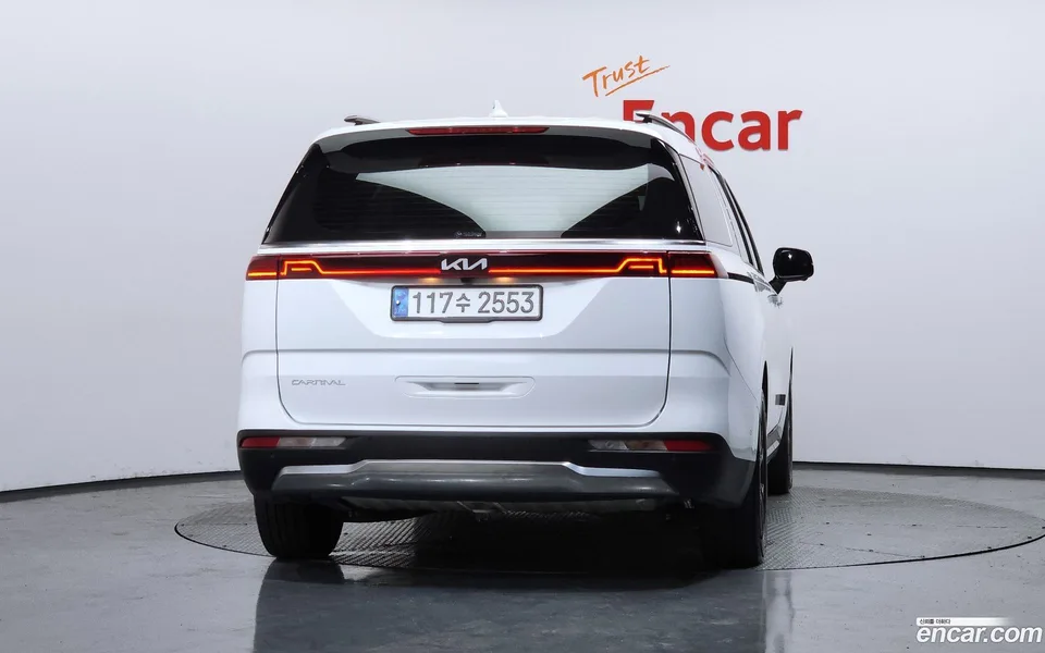 Kia Carnival 7 2023 — thumbnail 4