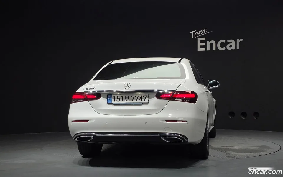 Mercedes-Benz E-Class E250 2023 — thumbnail 4