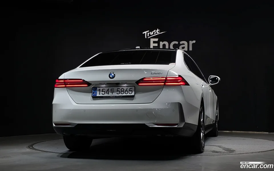 BMW 5 Series 520i 2024 — thumbnail 4