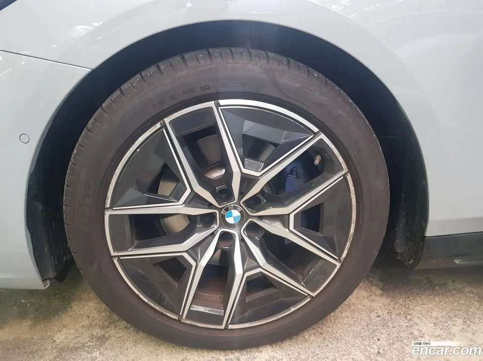 BMW 5 Series 520i M 2024 — thumbnail 2