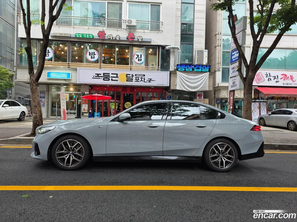 BMW 5 Series 520i M 2024 — thumbnail 3