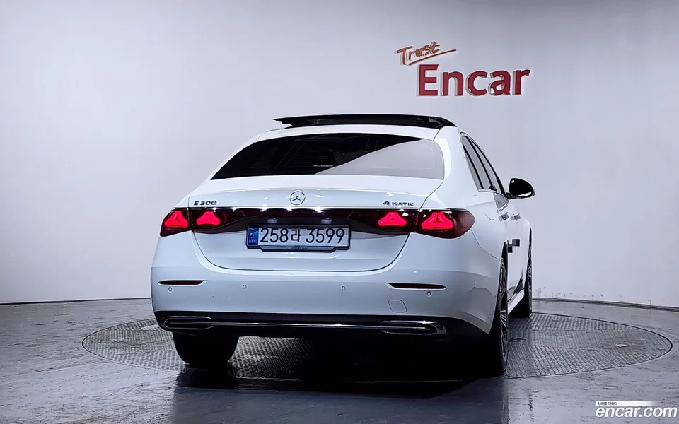 Mercedes-Benz E-Class E200 2024 — thumbnail 4