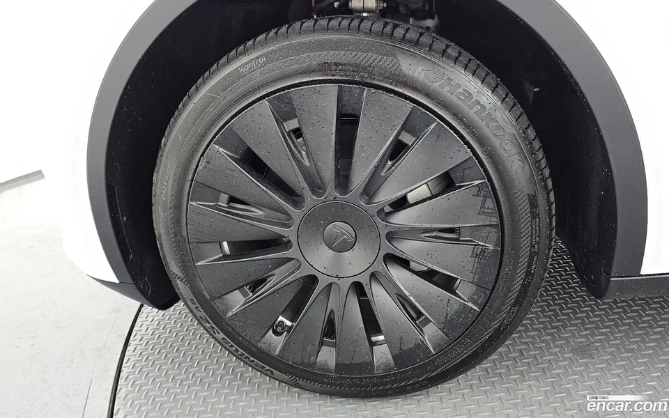 Tesla Model Y RWD 2023 — thumbnail 2