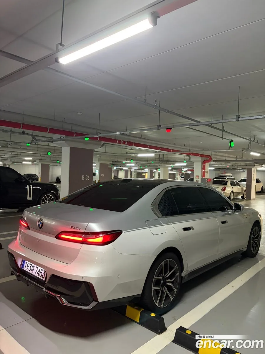 BMW 7 Series 740i xDrive M 2023 — photo 1, buy with delivery to Moscow