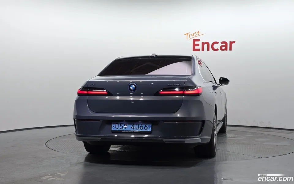 BMW i7 xDrive 60 2023 — миниатюра 4