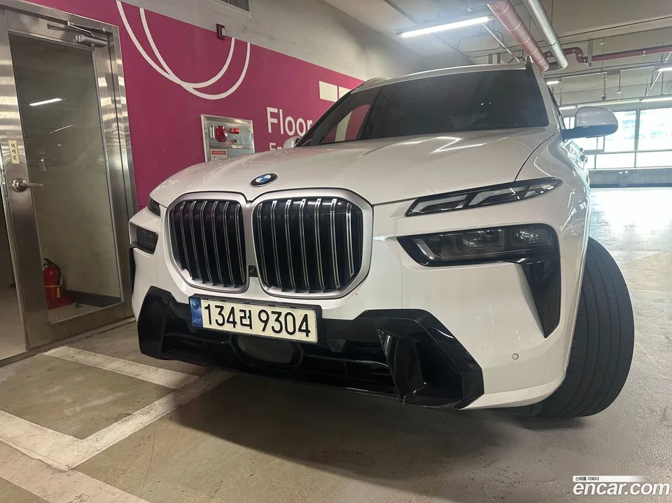 BMW X7 xDrive 40i M 6 2023 — photo 1, buy with delivery to Moscow