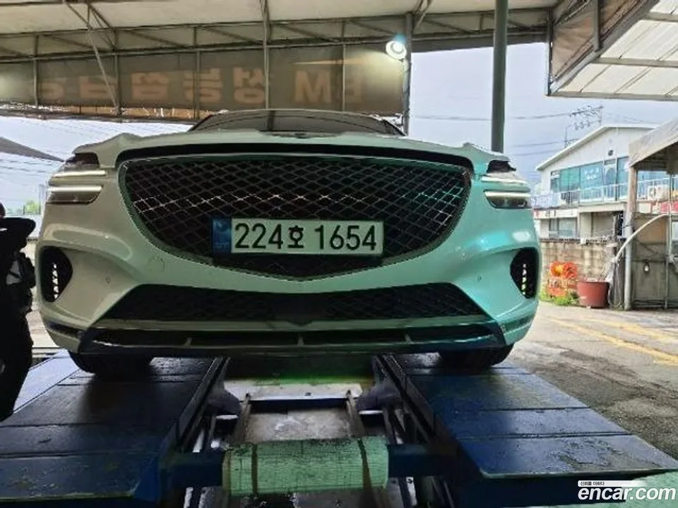 Genesis GV70 2.5T 2WD 2024 — photo 1, buy with delivery to Moscow