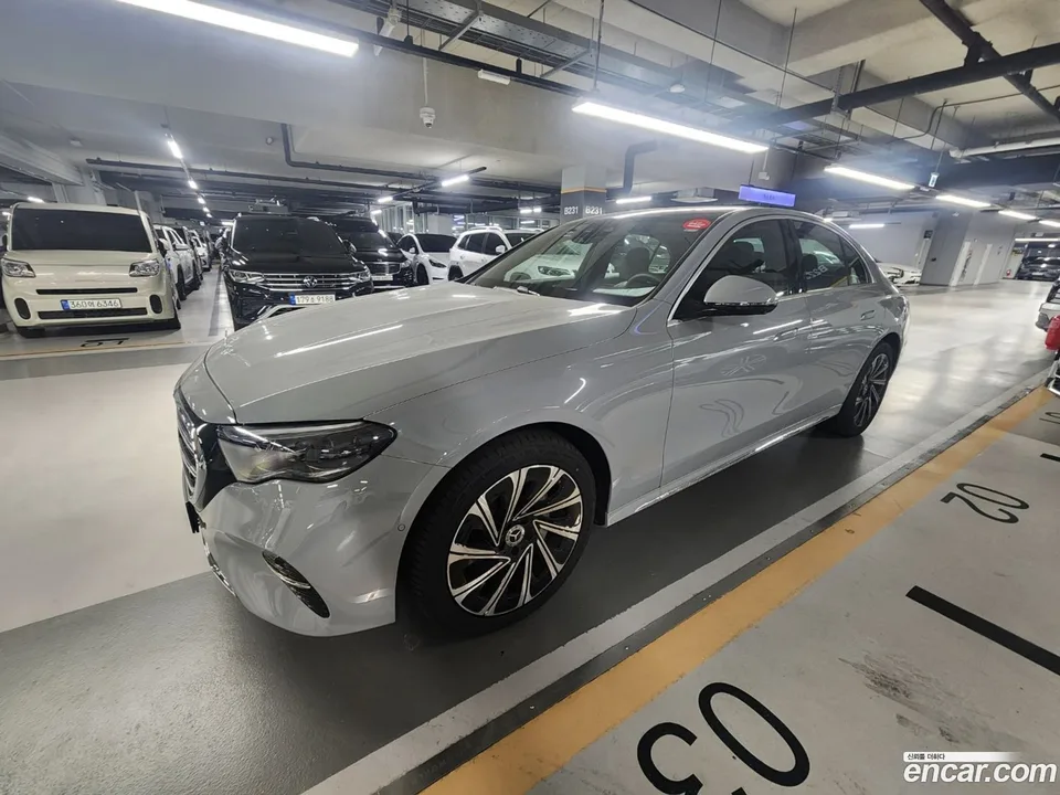 Mercedes-Benz E-Class E300 4MATIC 2025 — thumbnail 2