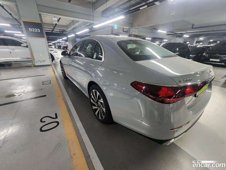 Mercedes-Benz E-Class E300 4MATIC 2025 — thumbnail 3