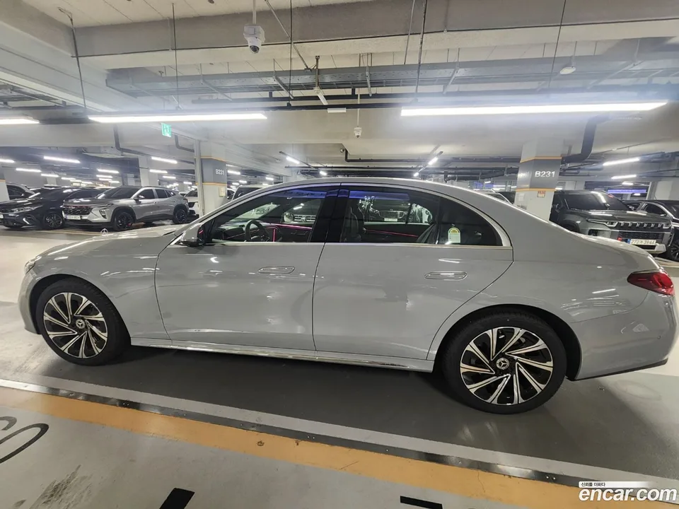 Mercedes-Benz E-Class E300 4MATIC 2025 — thumbnail 4