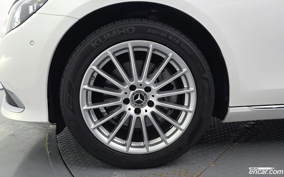 Mercedes-Benz E-Class E250 2023 — thumbnail 2