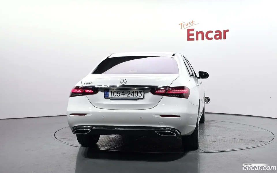 Mercedes-Benz E-Class E250 2023 — thumbnail 4