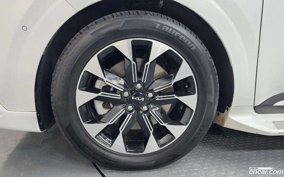 Kia Carnival 9 2023 — thumbnail 5