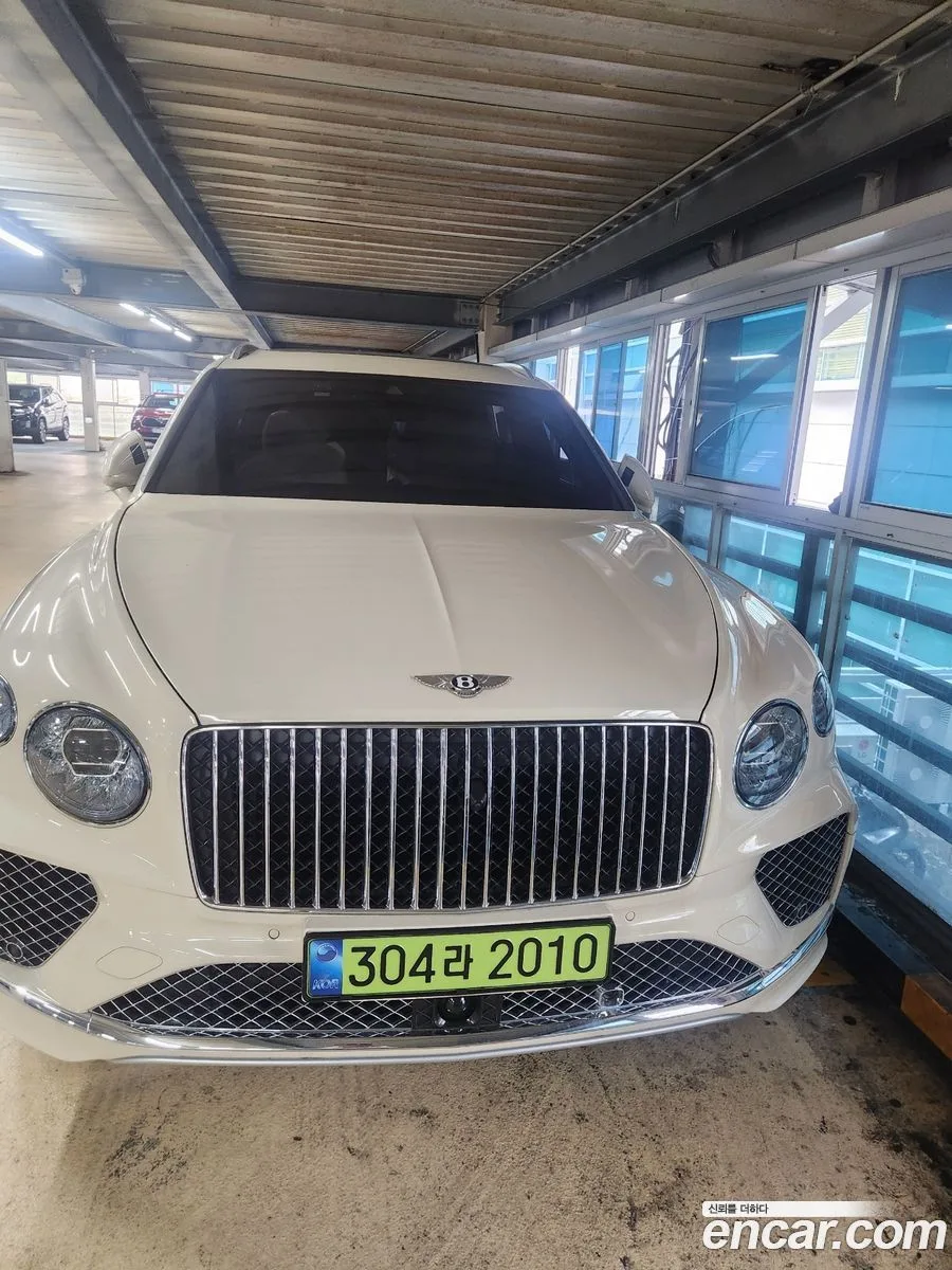 Bentley Bentayga 4.0 V8 EWB 2024 — photo 1, buy with delivery to Moscow