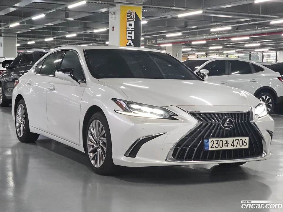 Lexus ES 300h 2023 — thumbnail 3
