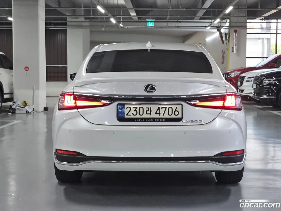 Lexus ES 300h 2023 — thumbnail 4